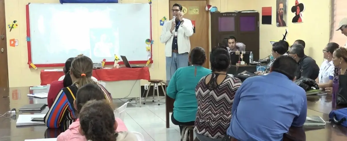 Educadores participan en conversatorio sobre la vida del poeta Rubén Darío