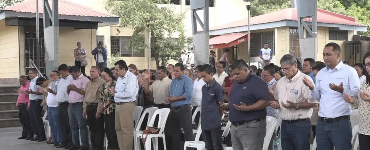 Educadores de León participan en culto de bendición para dar inicio a sus labores