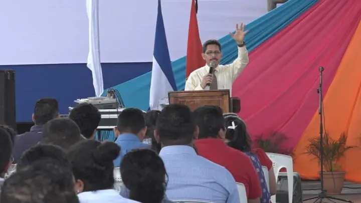 Educadores de León participan en culto de bendición para dar inicio a sus labores 