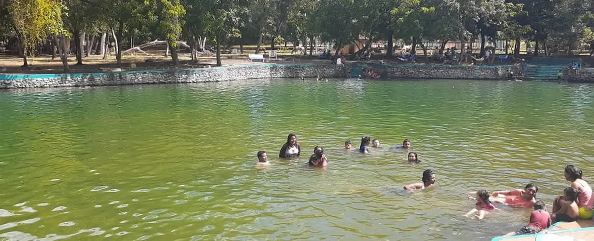 Familias celebran Año Nuevo en las aguas del Trapiche