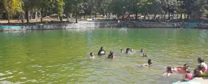 Familias celebran Año Nuevo en las aguas del Trapiche