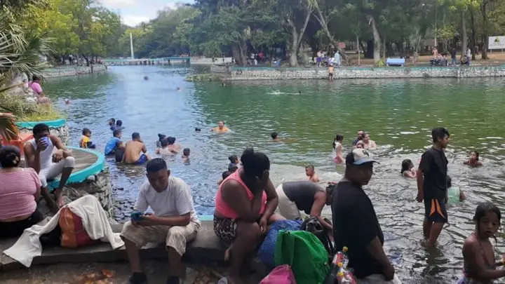 Familias celebran Año Nuevo en las aguas del Trapiche