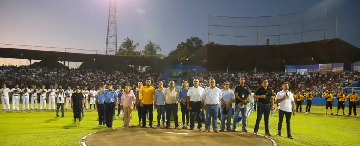 Familias beisboleras viven la emoción del inicio de la final del LBPN