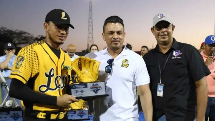Familias beisboleras viven la emoción del inicio de la final del LBPN