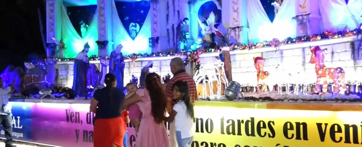 Familias siguen visitando los nacimientos de la Avenida de Bolívar a Chávez