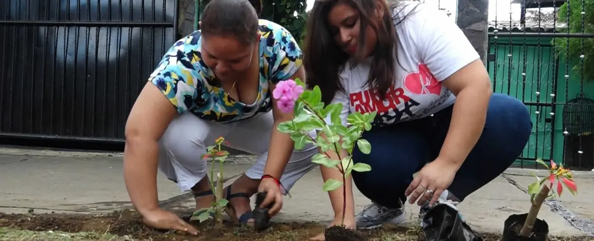 Movimiento Guardabarranco reforestan el Parque Leonel Rugama