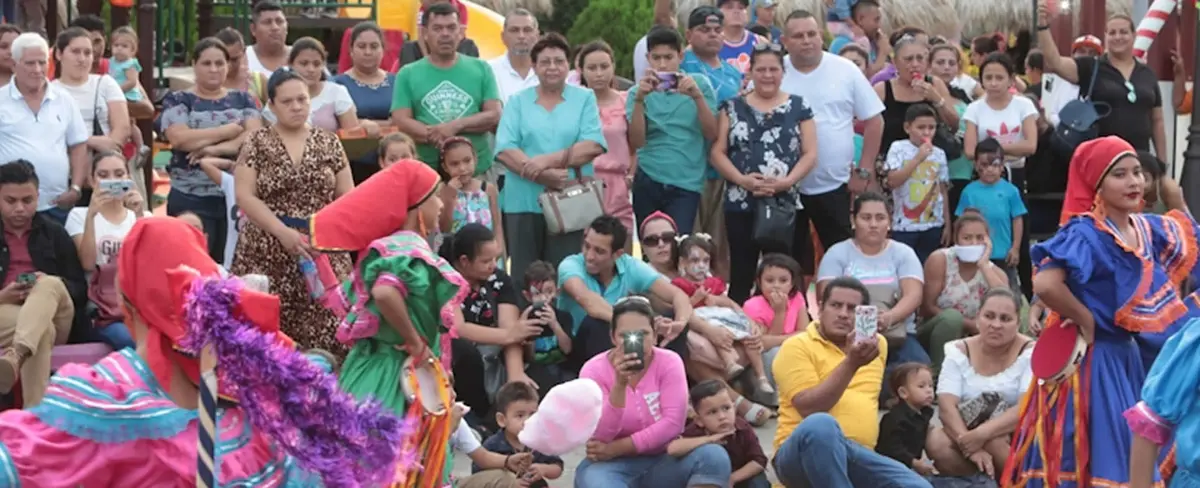 Familias abarrotan el Puerto Salvador Allende celebrando el Día de Reyes