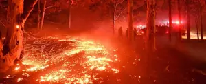 Más de 50 mil personas huyen de incendios en Australia