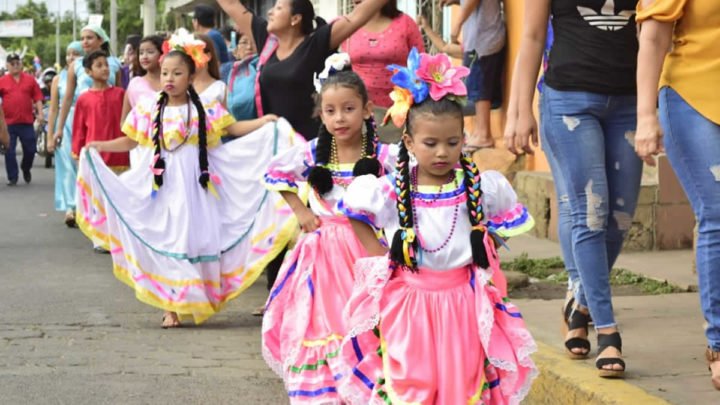 León dan la bienvenida al año con un alegre Carnaval