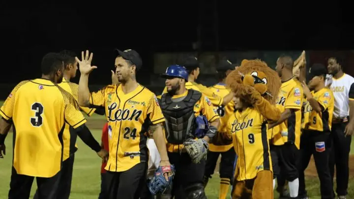 Los Leones le ganan por paliza a Los Tigres