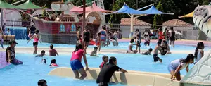 Niños disfrutan de un domingo familiar en el Parque Acuático