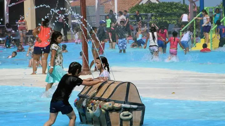 Niños disfrutan de un domingo familiar en el Parque Acuático 