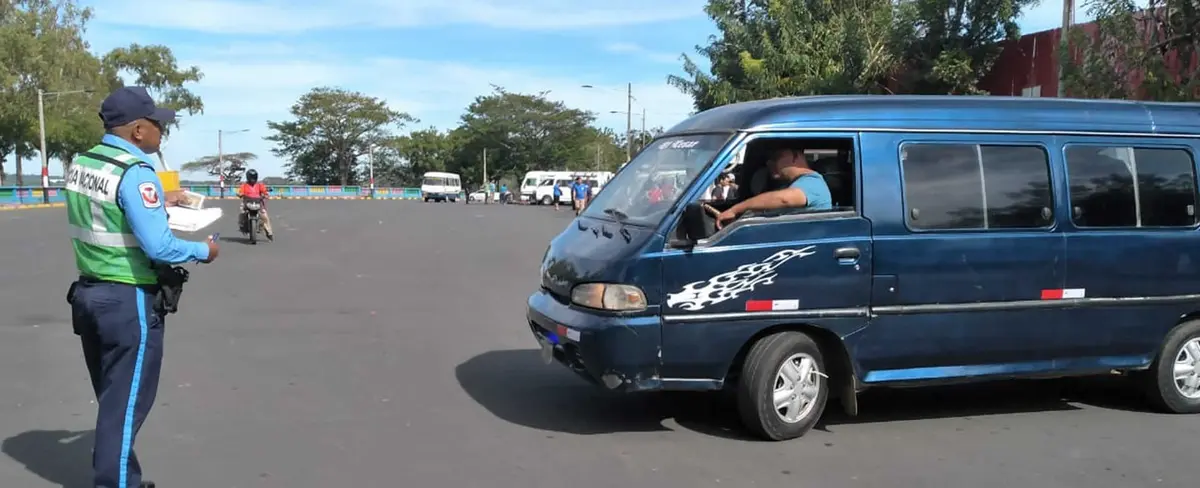 Policía Nacional inspecciona transporte escolar en Masaya