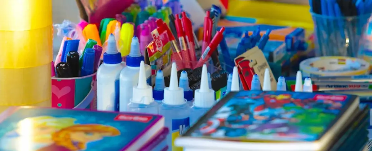 Padres de familias inician las compras de útiles escolares en el Parque de Ferias