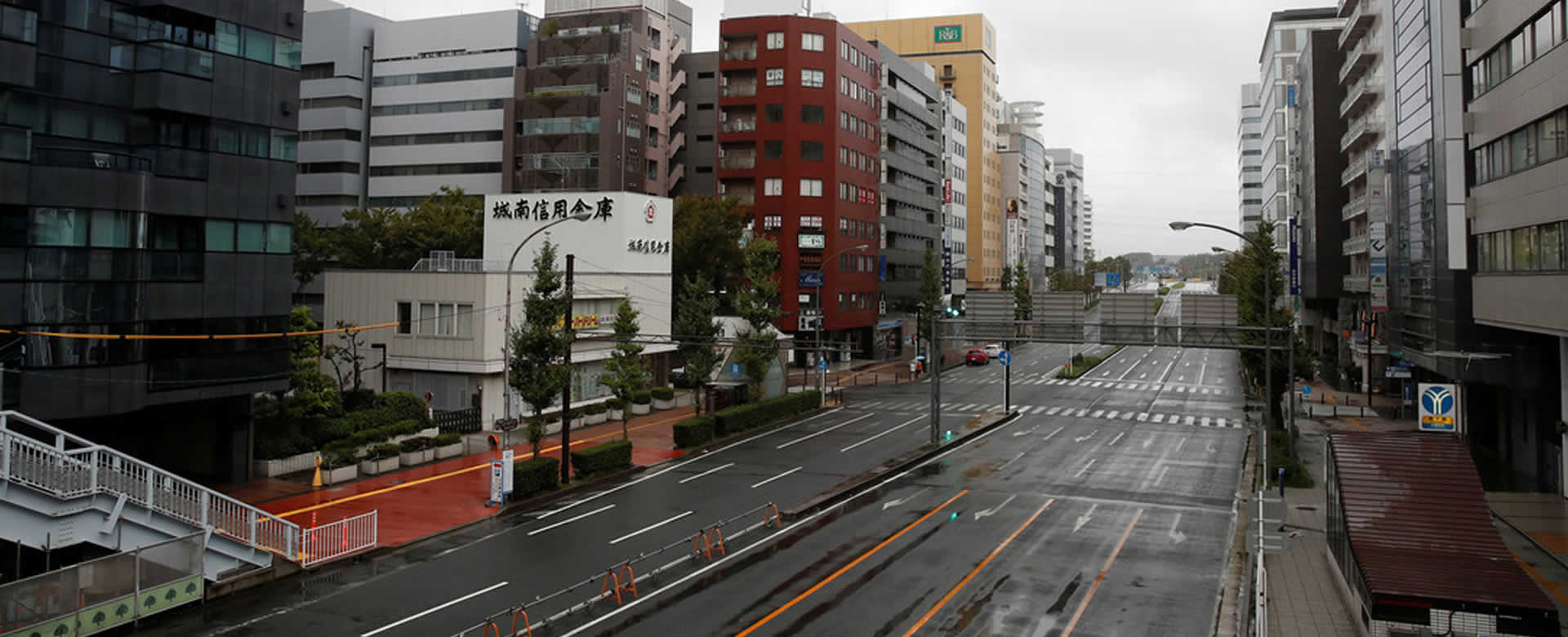 Chorro de agua de 15 metros de altura surge en una calle de Japón
