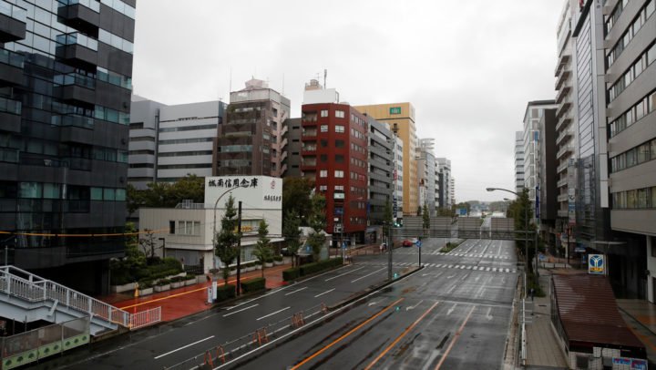 Chorro de agua de 15 metros de altura surge en una calle de Japón