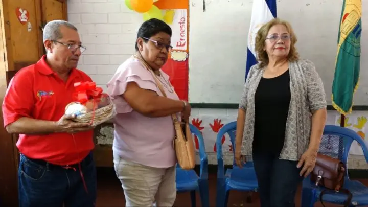 Colegio Modesto Armijo celebra labor de maestros jubilados 
