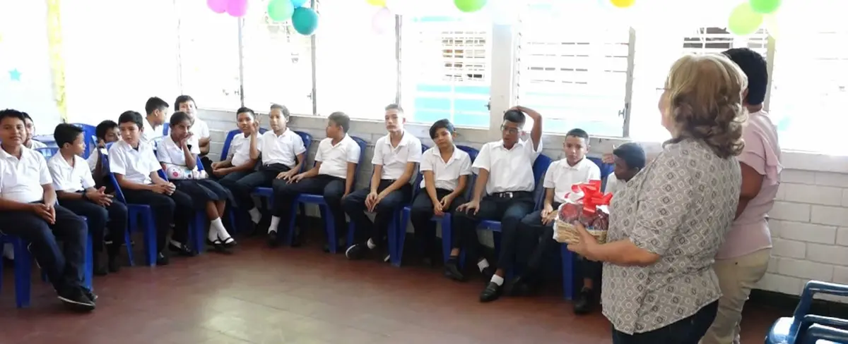 Colegio Modesto Armijo celebra labor de maestros jubilados