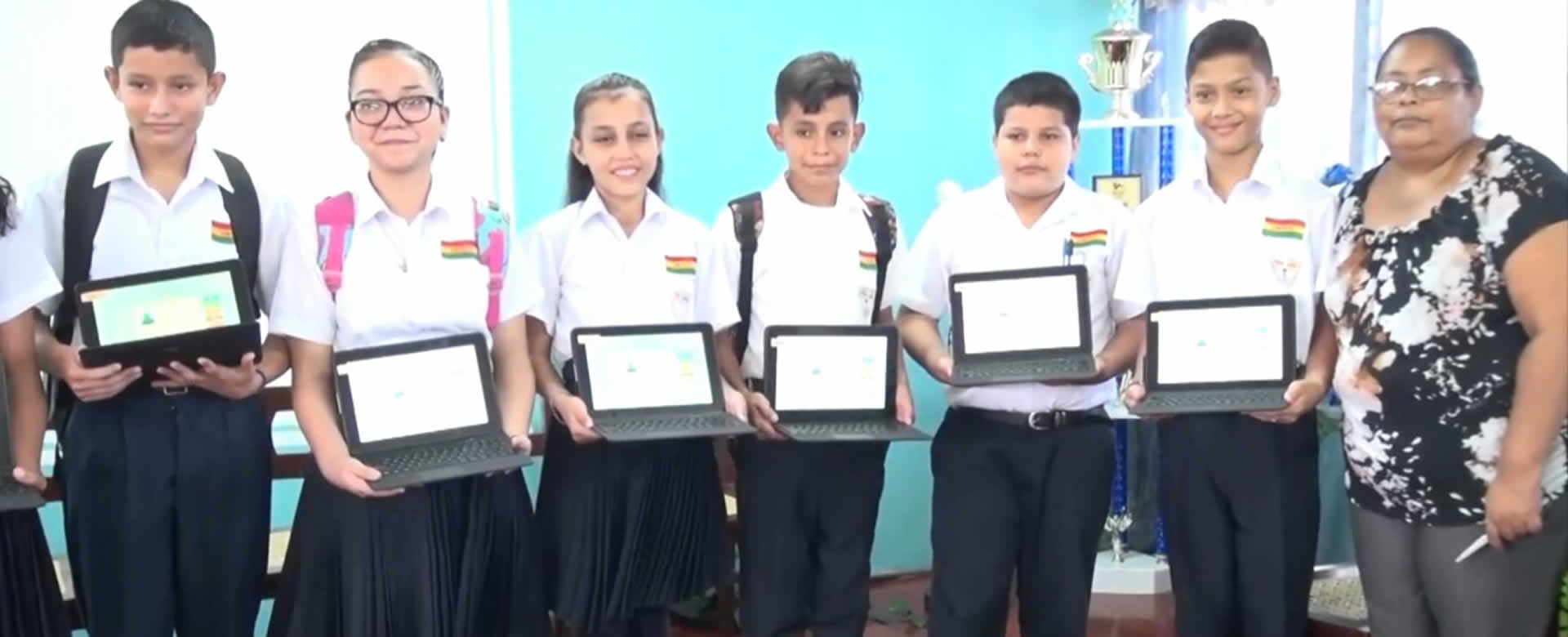 Entregan equipos tecnológicos para mejorar educación en Bluefields