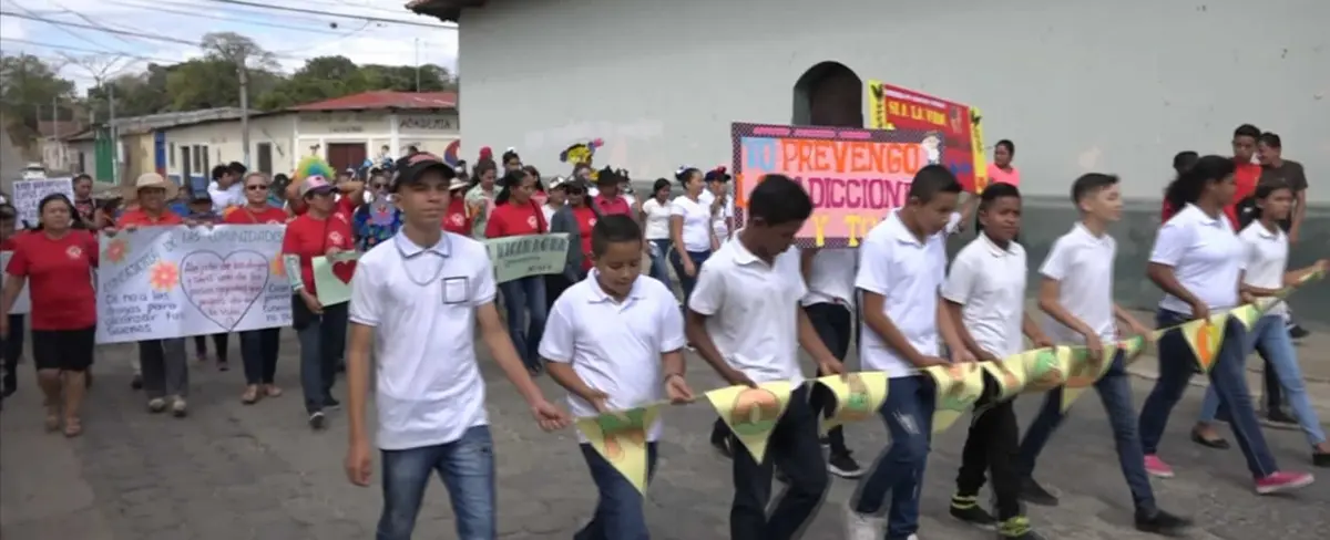 Colorido carnaval de jóvenes con el lema “Mi Vida Sin Drogas” en Ocotal