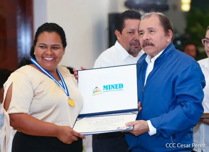 Daniel y Rosario entregan Orden Cultural Rubén Darío a maestros destacados