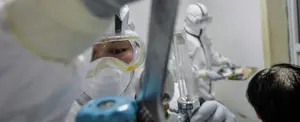 Médicos chinos contrarestran coronavirus a base de tratamiento de anticuerpos