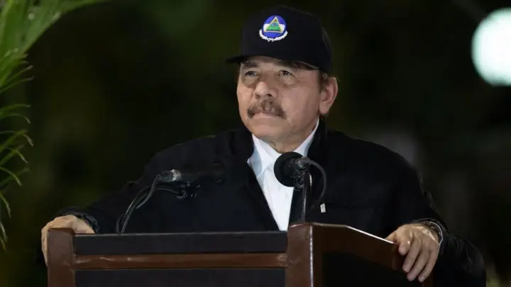Presidente Daniel en podio dirigiéndose al pueblo. 