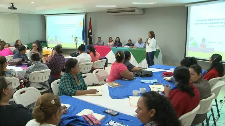 Docentes reciben diplomado para atender a estudiantes con discapacidad
