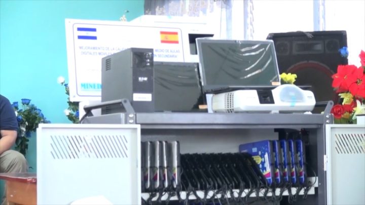 Entregan equipos tecnológicos para mejorar educación en Bluefields 
