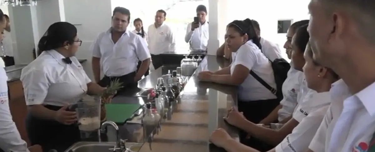Estudiantes de la Escuela Hotel Casa Luxemburgo inician su año lectivo
