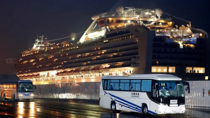 Evacuan a pasajeros del crucero en cuarentena en Japón por el COVID-19
