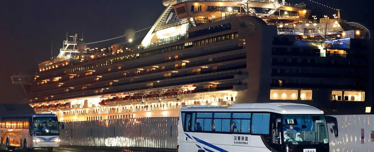 Evacuan a pasajeros del crucero en cuarentena en Japón por el COVID-19