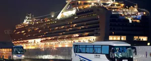 Evacuan a pasajeros del crucero en cuarentena en Japón por el COVID-19