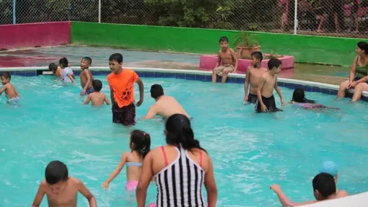Familias disfrutan de un día asoleado en el Parque Acuático y Xilonem