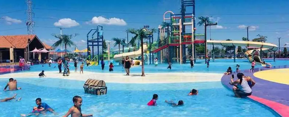 Familias disfrutan de un día asoleado en el Parque Acuático y Xilónem
