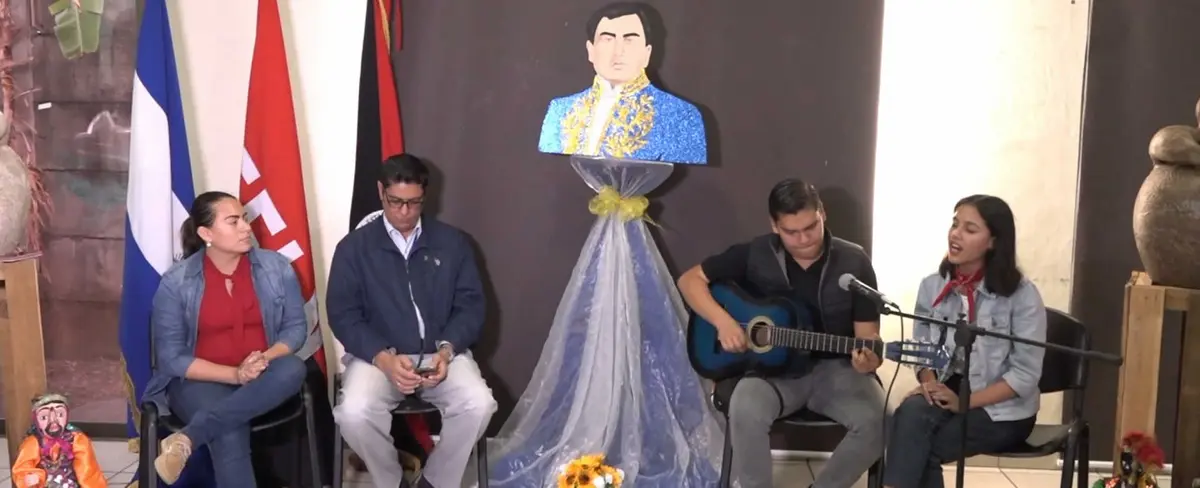 Jóvenes nicaragüenses participan en conversatorio sobre Rubén Darío