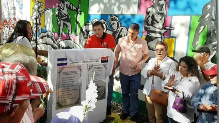 Develan placa en homenaje a los héroes y mártires de Los Sabogales