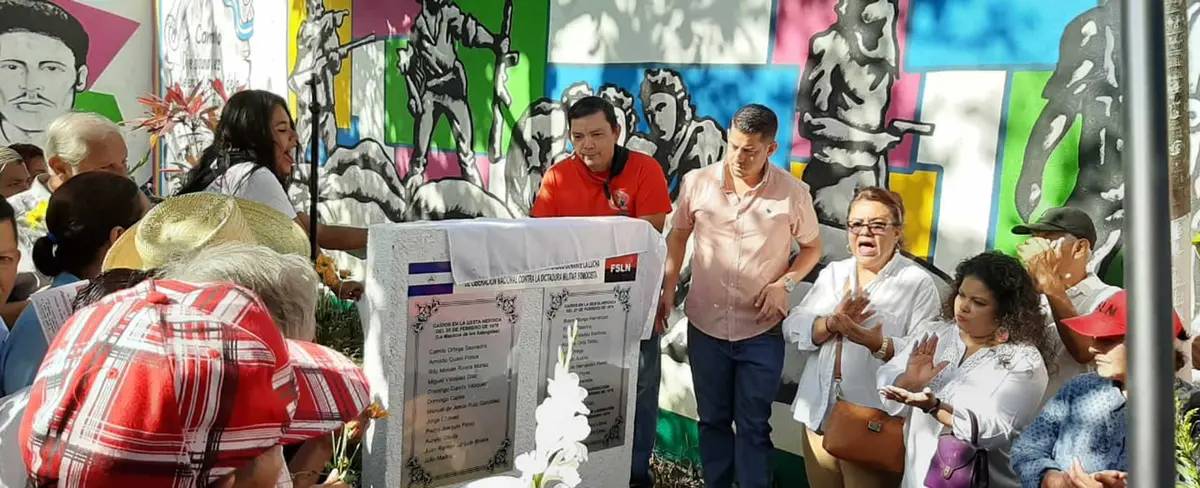 Develan placa en homenaje a los héroes y mártires de Los Sabogales