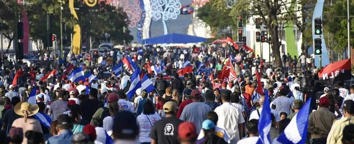 Capitalinos honran la vida y obra de Rubén Darío con una colorida caminata