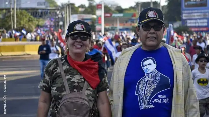Capitalinos honran la vida y obra de Rubén Darío con una colorida caminata