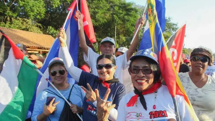 Capitalinos honran la vida y obra de Rubén Darío con una colorida caminata