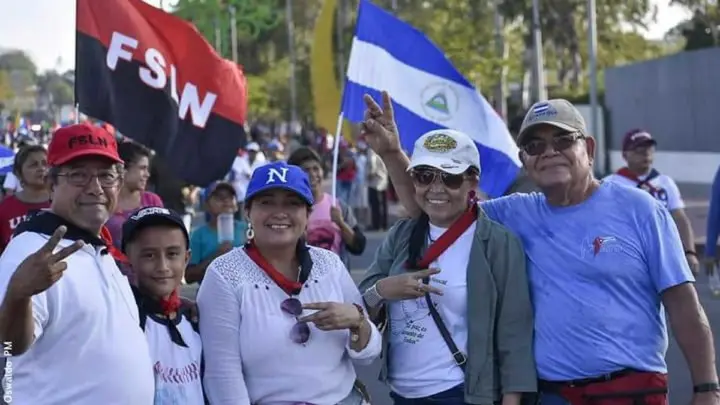 Capitalinos honran la vida y obra de Rubén Darío con una colorida caminata