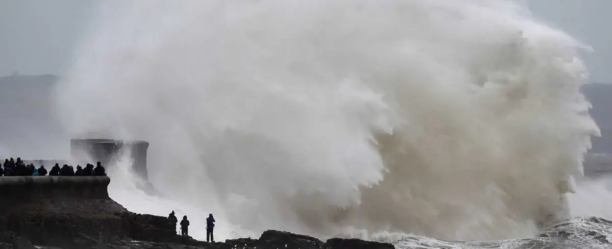 Tormenta Dennis cobra la vida de 3 personas avanzando devastadoramente por Europa