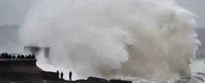 Tormenta Dennis cobra la vida de 3 personas avanzando devastadoramente por Europa
