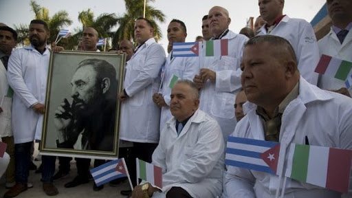 Brigada médica de Cuba llega a Italia para combatir al Covid-19