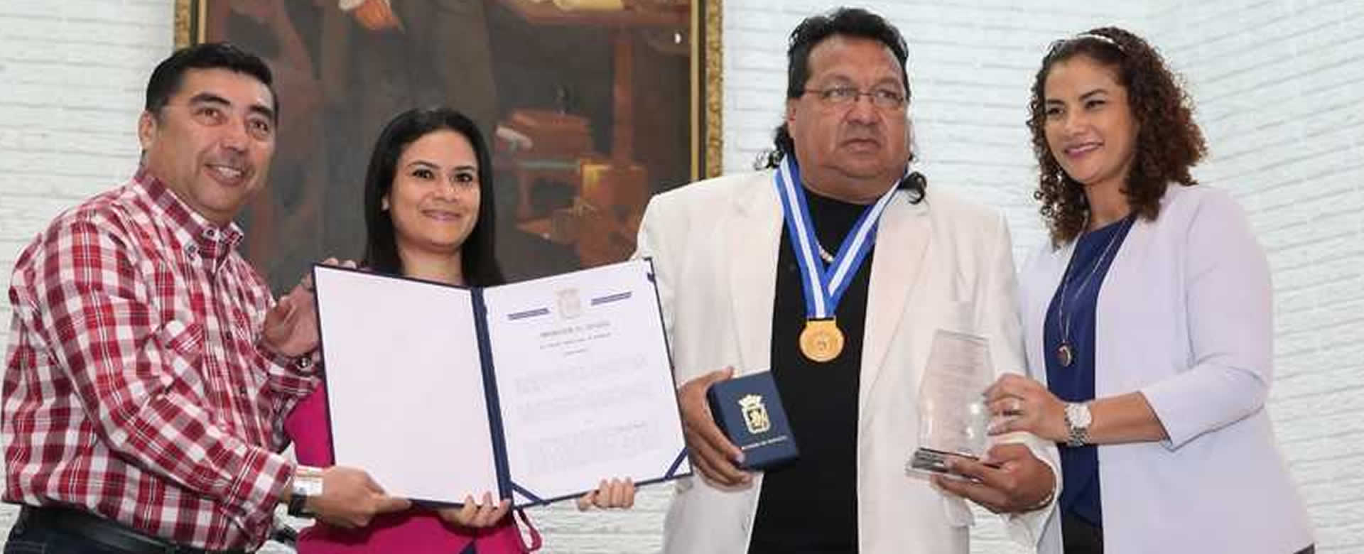 Concejo Municipal reconoce 40 años de trayectoria de Gustavo Leytón