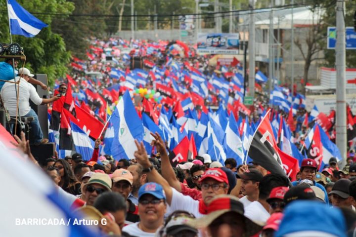 Familias de Managua caminan en honor a las mujeres nicaragüenses