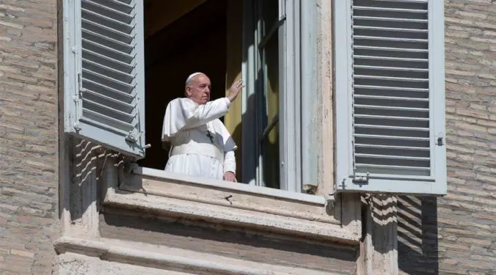 Papa Francisco sale del vaticano a rezar por el fin del Coronavirus