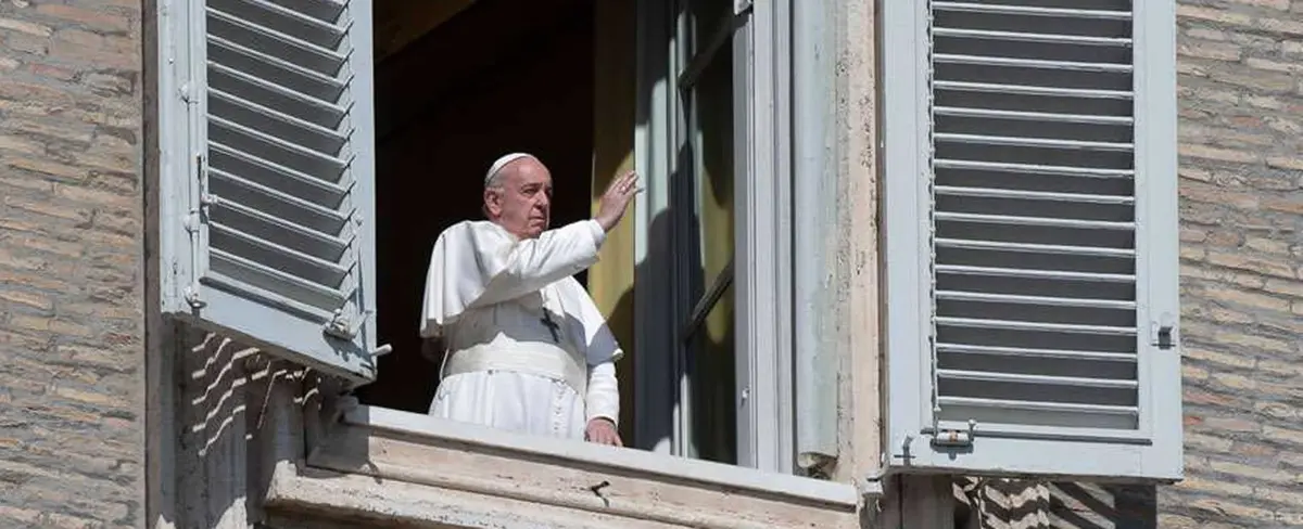 Papa Francisco sale del Vaticano a rezar por el fin del Coronavirus