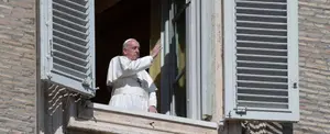 Papa Francisco sale del Vaticano a rezar por el fin del Coronavirus
